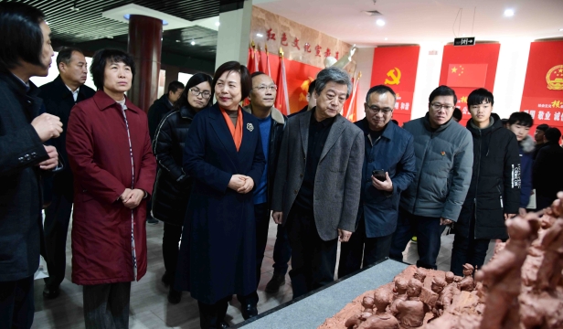 張振?！胺榛鹉甏扁x瓷泥塑藝術(shù)展在周口市文化中心展出