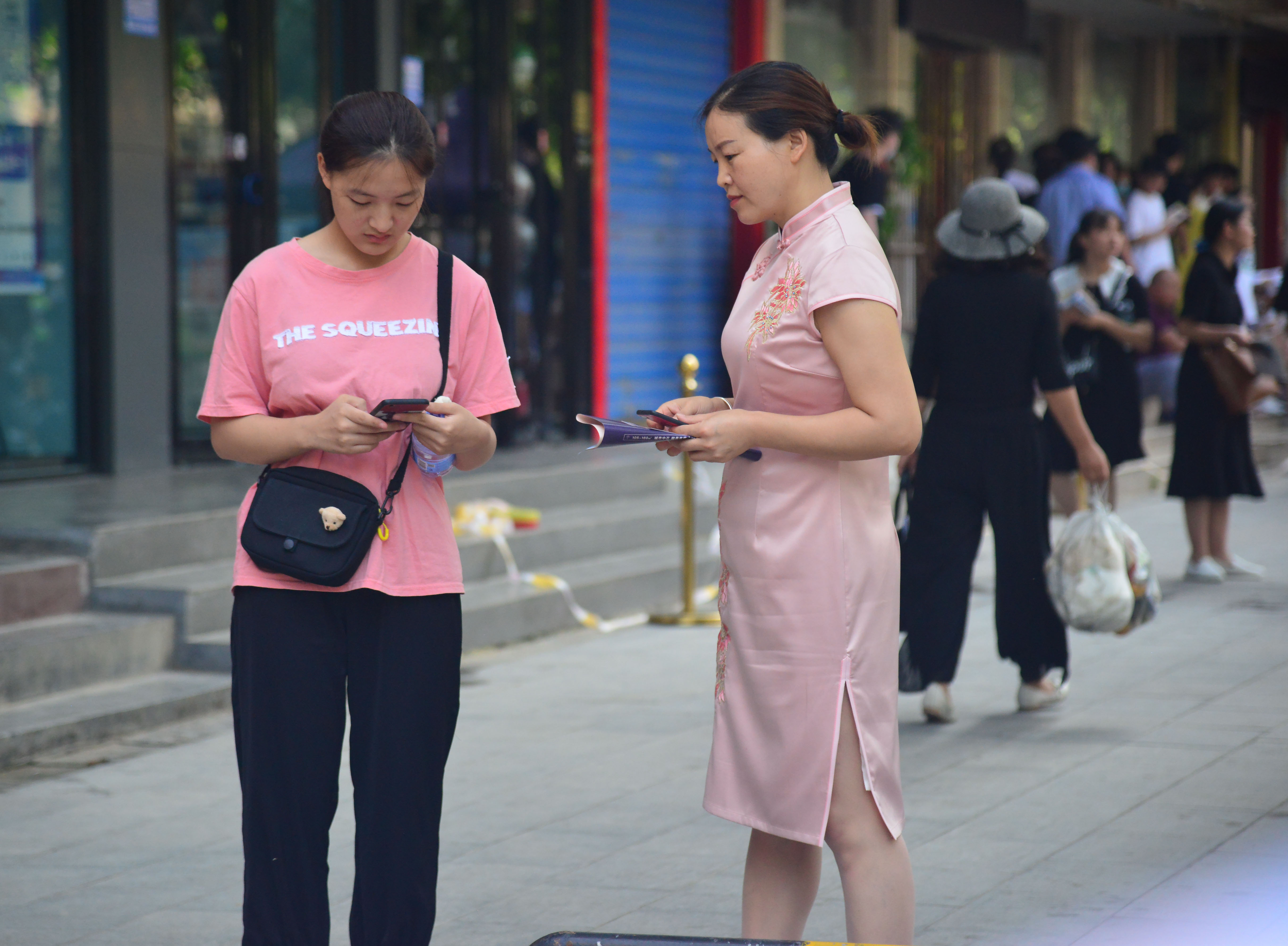 旗開得勝！高考考場外的旗袍媽媽們