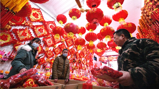 新年到！紅燈籠對聯(lián)市場俏